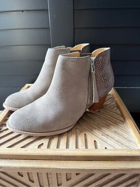 Vionic Anne Greige Suede Ankle Booties w/Textured Heel Accent 6.5 Wide